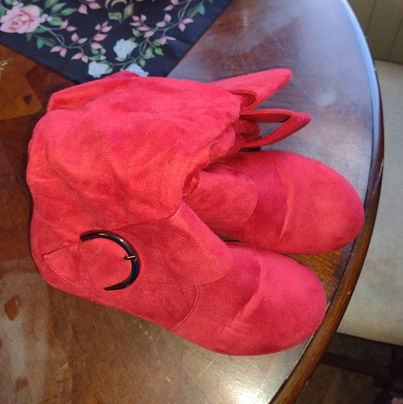 Red faux suede boots - Picture 2 of 3
